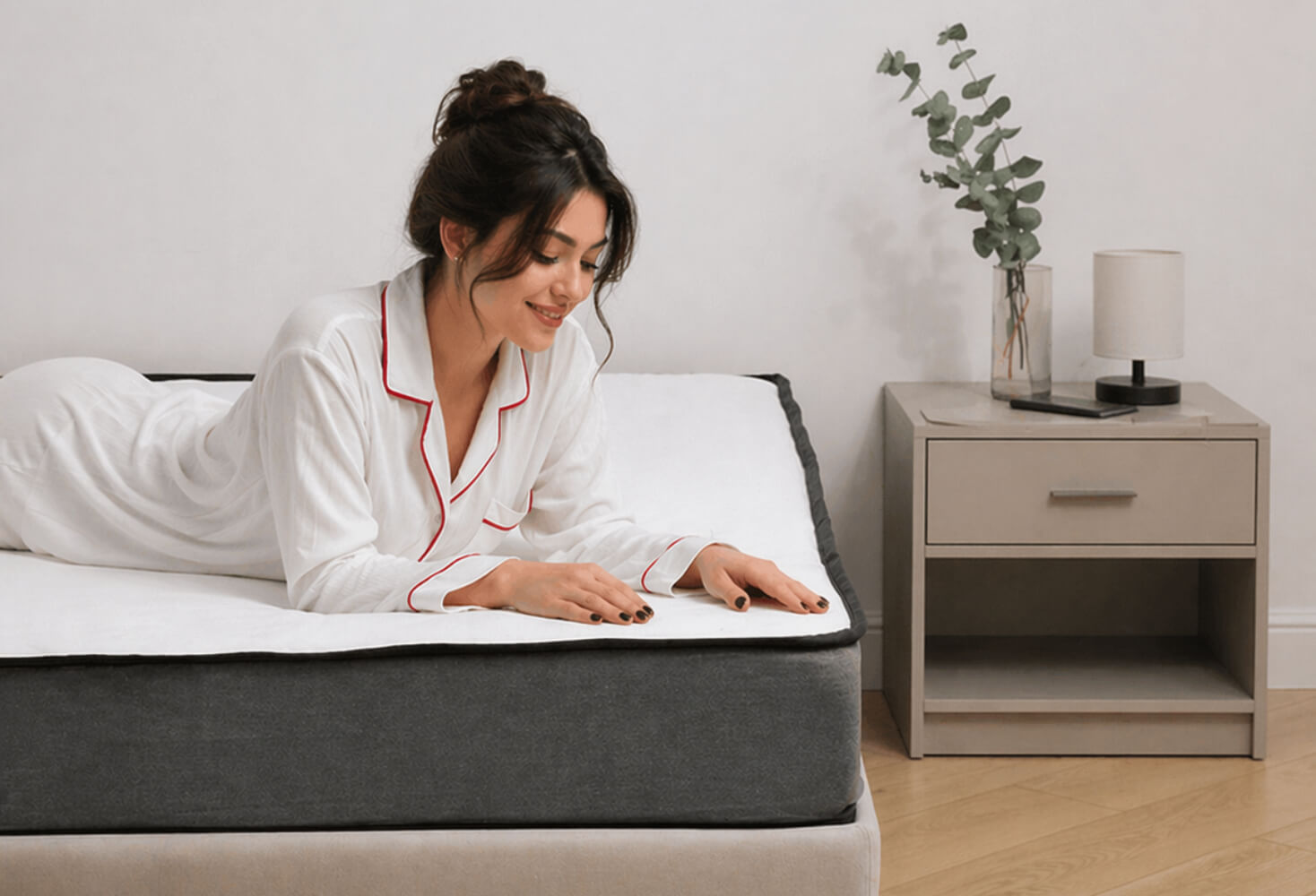 Молодая девушка на матрасе