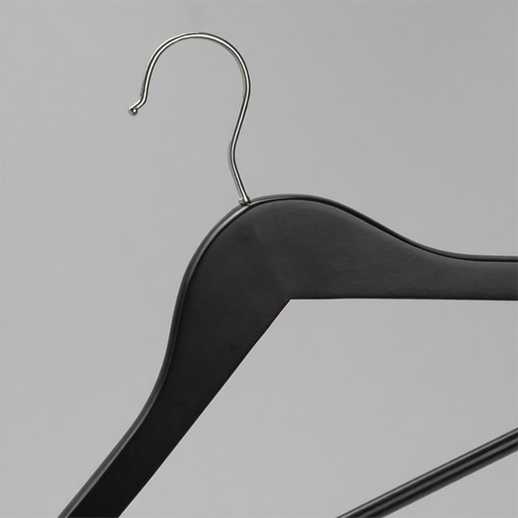 Вешалка-плечики для одежды с противоскользящими вставками MC30N-T150B(черн)