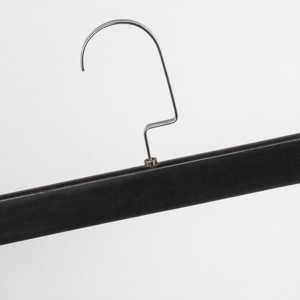 Вешалка-плечики для детской одежды деревянная с прищепками M006/1-32(черн/хром)