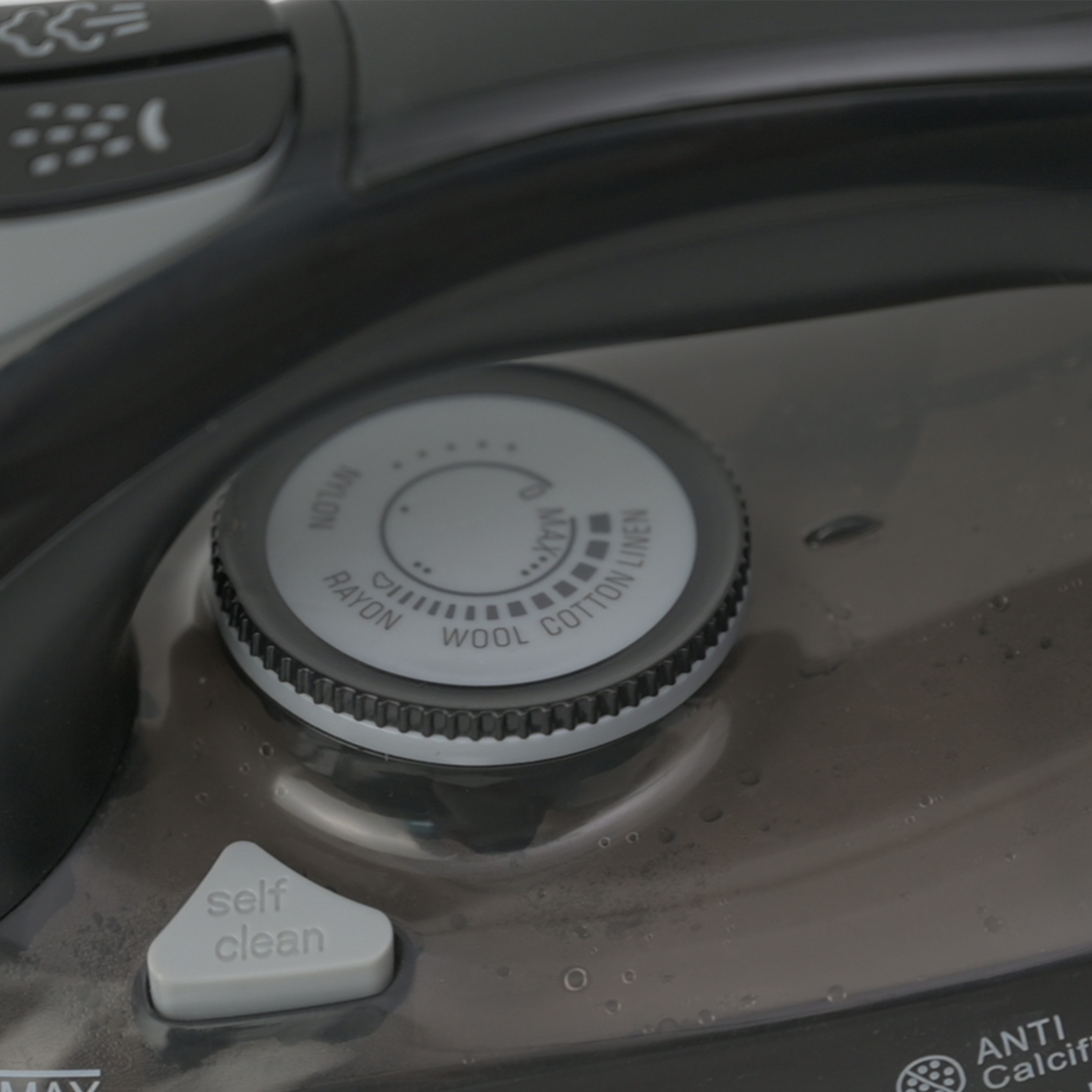 Гладильный центр IB01 подвесной на стену черный